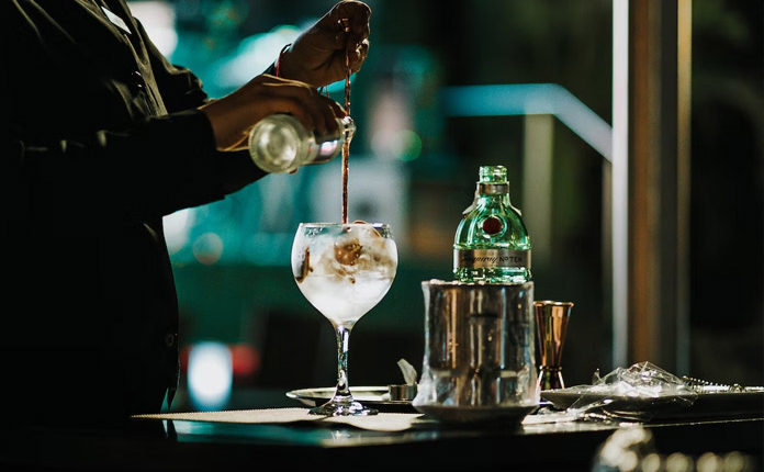 10 Essential Tips to Become a Professional Bartender